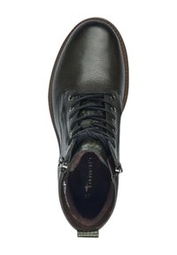 Botín de piel negra hasta el tobillo con acabado texturizado, diseño de cordones, cuello acolchado y cremallera lateral, con suela marrón y forro verde.