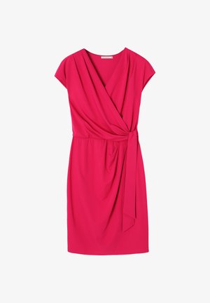 Roosa ümbrikkleit lühikeste varrukatega, millel on seotus vööl ja langev kangas, sile tekstuur ning V-kujuline kaelus.