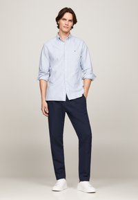 Tommy Hilfiger HERITAGE STRIPE SHIRT - Vapaa-ajan kauluspaita - shirt blue   white