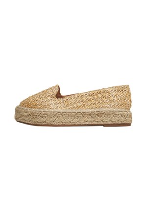 Tkany beżowy but typu slip-on z grubą plecioną podeszwą z juty i niską platformą, widok z boku na białym tle.