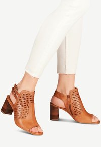 Tamaris TAMARIS SANDALETTE - Schaftsandale - cognac
