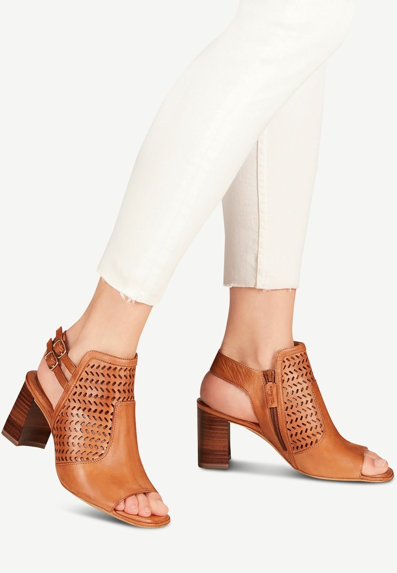Tamaris TAMARIS SANDALETTE - Schaftsandale - cognac