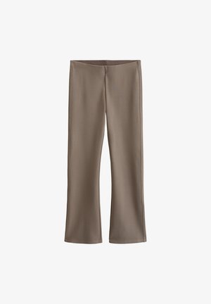 Bruine uitlopende legging gemaakt van glad, rekbaar materiaal met een hoge tailleband. Heeft een consistente matte textuur en geen zichtbare patronen.