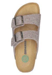 Grau gefärbte Rutsch-Sandale mit zwei verstellbaren Metall-Schnallen, konturiertem Kork-Fußbett und grünem Spiral-Logo auf der Innensohle.