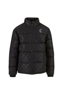 Sort pufferjakke med høj krave, quiltet design, diskret logo på brystet og ribstrikkede manchetter. Lavet af isolerende materiale.