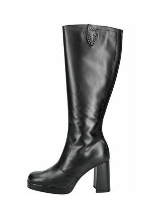 Botte en cuir noire, hauteur genou, avec un talon épais, texture lisse et détail en chaîne à l'arrière. Présente un bout rond et une silhouette élégante.