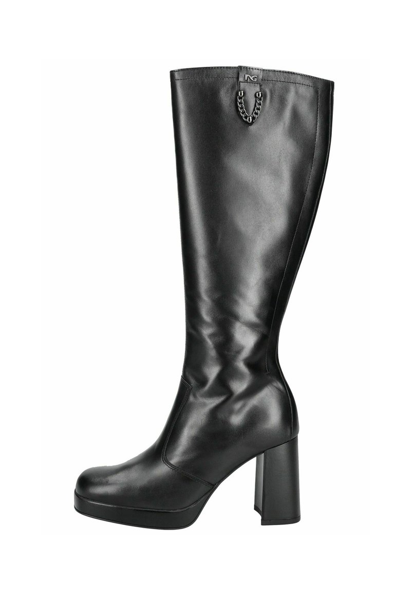 Botte en cuir noire, hauteur genou, avec un talon épais, texture lisse et détail en chaîne à l'arrière. Présente un bout rond et une silhouette élégante.