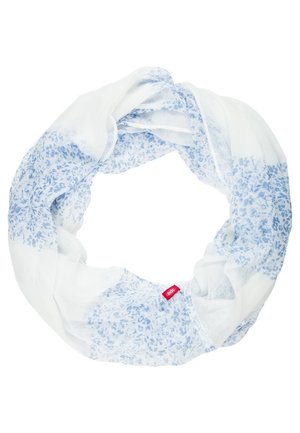 Lekki biały szalik infinity z jasnoniebieskim kwiatowym wzorem i małą czerwoną metką na białym tle.