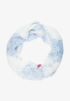 Écharpe infinie blanche légère avec un motif floral bleu pâle et une petite étiquette en tissu rouge sur un fond blanc.