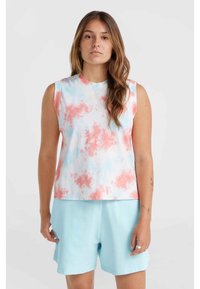 Ärmelloses Baumwollshirt mit einem Batikmuster in Pink und Blau, kombiniert mit hellblauen Shorts, die einen lockeren Schnitt und einen runden Ausschnitt haben.
