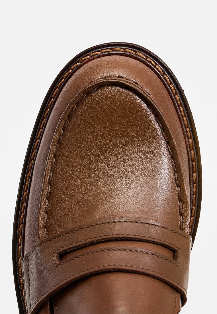 Braune Lederloafer mit glatter Oberfläche, genähten Details und einer runden Zehenform. Enthält einen dekorativen Lederstreifen über dem Obermaterial.