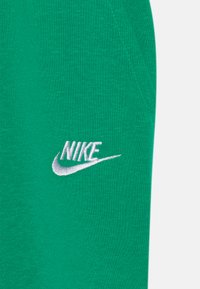 Sweatshirt de algodão verde com uma textura suave, apresentando um logo da Nike bordado em branco na frente. Design simples com um corte clássico.