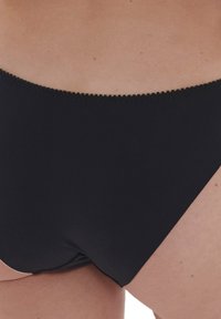 Svart bikiniunderdel med en sömlös design, slät yta och picotkant längs midjebandet, som framhäver rena linjer och minimalistisk stil.