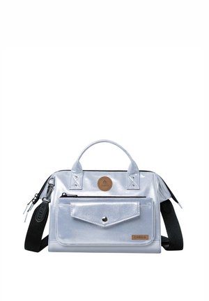 Sac à main rectangulaire en argent métallique avec deux poignées, poches avant zippée et à pression, et une bandoulière noire détachable.