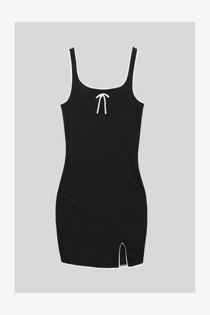 Mustaga sobiv kleit õhukeste rihmadega, valge äärestusega, ribakujuline tekstuur ja ees oleva lõhikuga detail hemil. Paelaga aktsent kaeluses.