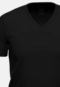 T-shirt in cotone organico nero con design a V, maniche corte e texture morbida, caratterizzato da una silhouette semplice e classica.