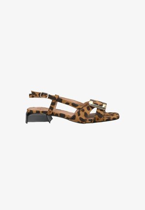 Sandale en suède imprimé léopard avec un talon bas, des brides entrecroisées, une boucle métallique en accent et un design à bout ouvert.