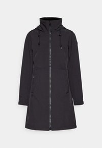 Schwarze lange Jacke mit Kapuze, ausgestattet mit einem Frontreißverschluss, Kordelzugakzenten und Seitentaschen. Glatte Textur und minimalistisches Design.