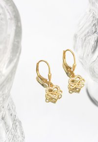 Goldvergoldete Ohrringe mit ineinander verschlungenen Herz- und Unendlichkeit Designs, akzentuiert mit klaren Kristallverzierungen an einem zarten Klappverschluss.