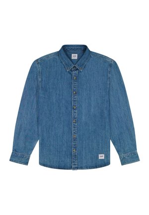 Μπλε τζιν πουκάμισο με μακριά μανίκια, κουμπιά και γιακά, με ετικέτα μάρκας Lee στο κάτω μέρος μπροστά, τοποθετημένο επίπεδα σε λευκό φόντο.