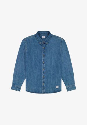 Langärmliges blaues Jeanshemd mit Knöpfen, Kragen und Lee-Markenlabel vorne unten, flach auf weißem Hintergrund ausgelegt.