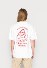 Edwin DEVILS PIE UNISEX - Camiseta estampada - white