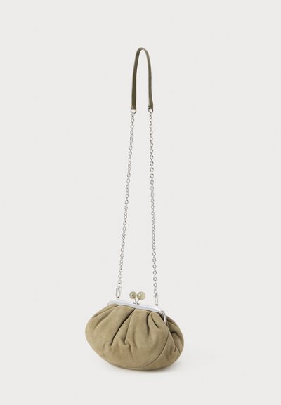 Μικρή τσάντα ώμου από ελιά βελούδο με ασημένιο πλαίσιο, κούμπωμα με μαργαριτάρι και λεπτή ασημένια αλυσίδα σε λευκό φόντο.
