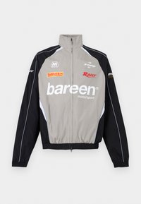 Επιλέχθηκε, ghost grey/black/white