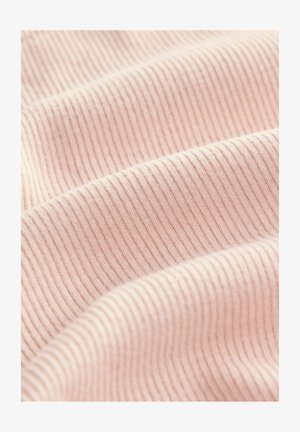Svijetloružičasta rebrasta tkanina s uskim okomitim prugama, meke teksture i glatke završne obrade, s naborima koji stvaraju dubinu i dimenziju.