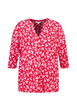 Rode longsleeve met roze abstracte hartvormen overal, voorzien van een V-hals en driekwart mouwen.