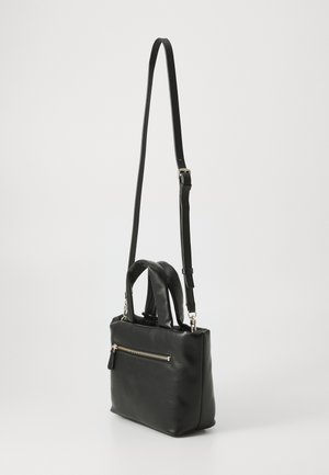 Sac à épaule rectangulaire en cuir noir avec une poche avant zippée, deux poignées rembourrées et une bandoulière longue ajustable, présenté sur fond blanc.