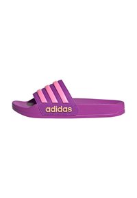 Fioletowa klapka z trzema różowymi paskami, odkrytymi palcami oraz wytłoczonym złotym logo „adidas” po boku. Gładki materiał i płaska podeszwa.