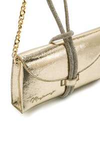 Pochette clutch in oro metallico con finitura testurizzata, tracolla a catena e dettaglio scintillante avvolgente. Presenta una chiusura a patta e il marchio distintivo.