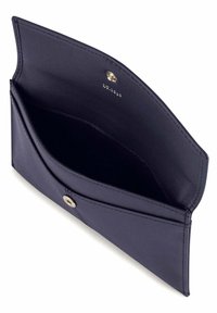 Portafoglio in pelle blu navy con una superficie liscia, chiusura a bottone a pressione e un interno aperto che mostra un compartimento principale senza motivi visibili.