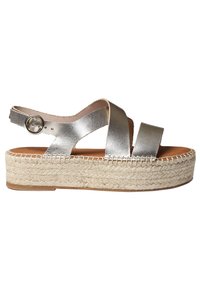 Metalen zilveren espadrille sandalen met kruisbanden, verstelbare enkelgesp en een geweven juten platformzool. Glad leren textuur.