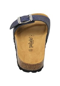 Niebieskie tekstylne sandały z pojedynczym paskiem, srebrną klamrą, korkową wkładką i czarną gumową podeszwą, z wytłoczonym brandingiem wewnątrz.