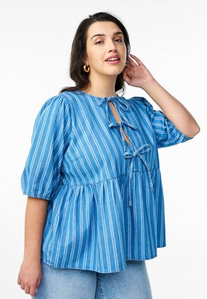 Blusa blu a righe con maniche corte a palloncino, scollatura annodata e orlo svasato. Realizzata in tessuto leggero, presenta righe bianche verticali.