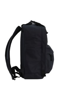 Zaino in tessuto nero con forma rettangolare, spallacci imbottiti, tasche laterali e una maniglia superiore per un facile trasporto. Design durevole e funzionale.