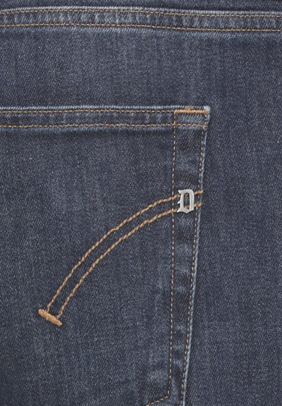 Tasca posteriore di jeans in denim blu con cuciture arancioni e un piccolo emblema argentato a forma di "D" sul lato destro della tasca.