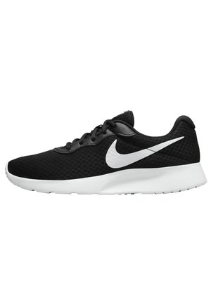 Zapatillas deportivas negras con parte superior de malla, que presentan el logo de Nike en blanco, punta redonda y suela blanca. Diseño con cordones y cuello acolchado.