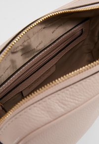 MICHAEL Michael Kors JET CAMERA - Skuldertasker - soft pink