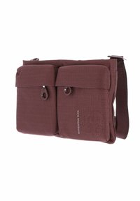 Sac en tissu rouge avec deux poches avant, fermées par des boutons. Dispose d'une longue sangle réglable et d'un motif texturé subtil. Logo visible.