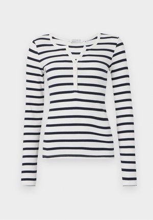Tricou cu mânecă lungă, în dungi, alb și navy. Textură ribbită cu decolteu rotund și închidere cu patru nasturi în față.