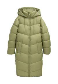 Abrigo parka acolchado verde con capucha, que cuenta con cierre de cremallera en la parte delantera, dos bolsillos laterales y un diseño acolchado en franjas horizontales y verticales.