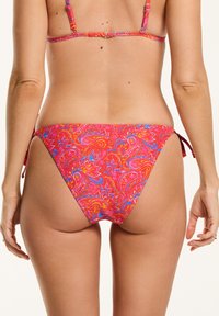 Rozā peldkostīma apakšdaļa ar paisley rakstu zilos un oranžos toņos. Sānos sasienama, ar zemu jostasvietu un gludu auduma struktūru.