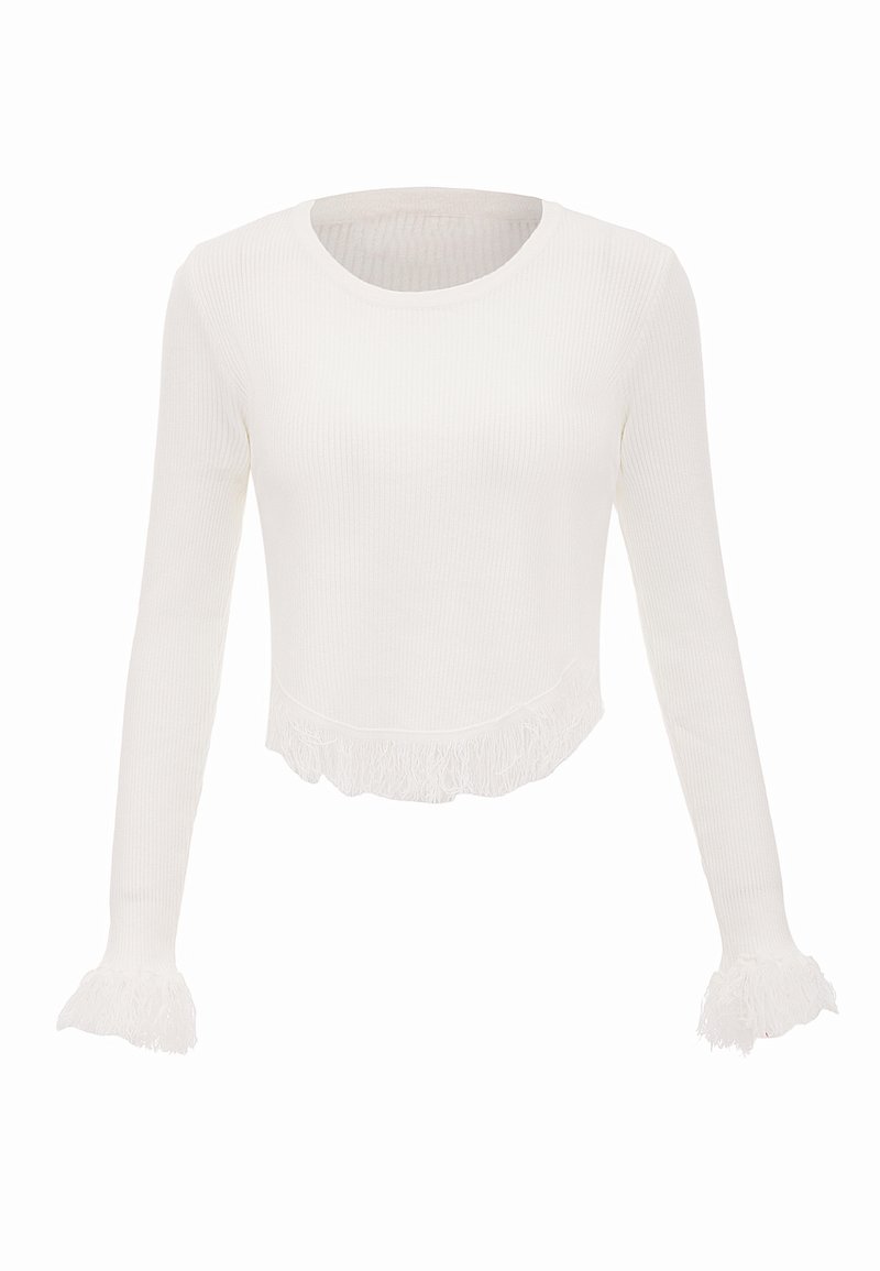 Hvid ribbet langærmet crop top med rund hals og frynse-detaljer ved kanten og ærmeafslutningerne.