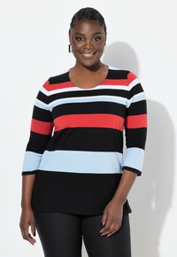 Musta-valko-raita pitkähihainen paita, jossa on punaisia ja vaaleansinisia vaakaraitoja; pyöreä pääntie; pehmeä ja joustava kangas; yhdistetty mustien housujen kanssa.