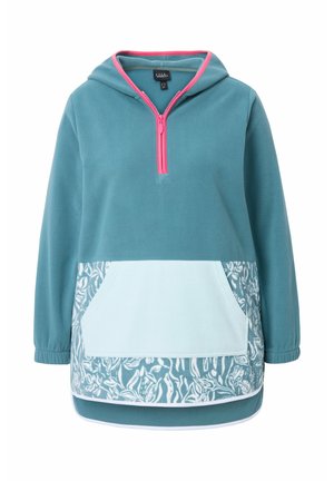 Turkoosi fleece-huppari, jossa on vaaleanpunainen vetoketju, suurella taskulla, jossa on kuvioitu alareuna ja huppu. Pehmeä rakenne, rento istuvuus.