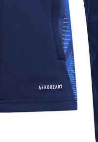 Navy Sportoberteil mit einem strukturierten blauen Einsatz, Aeroready-Logo in Weiß und glattem Stoff für Komfort und Atmungsaktivität.