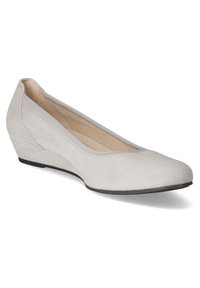 Lichtgrijze suède wedge schoenen met een ronde neus, een soepele textuur en subtiele stikseldetails langs de naden. Lage, duurzame wedge hak.